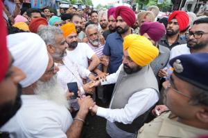 ਪਹਿਲੀ ਵਾਰ ਪ੍ਰਭਾਵਿਤ ਇਲਾਕਿਆਂ ਵਿੱਚ ਲੋਕਾਂ ਦਾ ਹੈਲੀਕਾਪਟਰ, ਲੋਕਾਂ ਦੀ ਸੇਵਾ ਲਈ ਲਾਇਆ