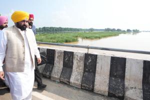 ਭਗਵੰਤ ਮਾਨ ਵੱਲੋਂ ਹੜ੍ਹ ਪ੍ਰਭਾਵਿਤ ਕਪੂਰਥਲਾ ਜ਼ਿਲ੍ਹੇ ਦਾ ਤੂਫ਼ਾਨੀ ਦੌਰਾ