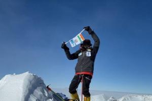 ਭਾਰਤ ਦੇ ਨੌਜਵਾਨ ਪਰਬਤਾਰੋਹੀ ਨਰਿੰਦਰ ਸਿੰਘ ਯਾਦਵ ਨੇ ਇੱਕ ਵਾਰ ਫਿਰ ਵਿਸ਼ਵ ਮੰਚ 'ਤੇ ਦੇਸ਼ ਦਾ ਨਾਮ ਸੁਨਹਿਰੀ ਅੱਖਰਾਂ ਵਿੱਚ ਲਿਖਿਆ