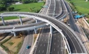 ਸੋਨੀਪਤ ਤੋਂ 45 ਮਿੰਟਾਂ ਵਿੱਚ ਅਤੇ ਬਹਾਦਰਗੜ੍ਹ ਤੋਂ ਲਗਭਗ 20 ਮਿੰਟਾਂ ਵਿੱਚ ਦਿੱਲੀ ਹਵਾਈ ਅੱਡੇ 'ਤੇ ਪਹੁੰਚ ਸਕਦੇ ਹੋ