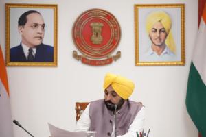 ਮੁੱਖ ਮੰਤਰੀ ਵੱਲੋਂ ਹੜ੍ਹ ਪ੍ਰਭਾਵਿਤ ਕਸਬਿਆਂ ਅਤੇ ਸ਼ਹਿਰਾਂ ਵਿੱਚ ਚੱਲ ਰਹੇ ਸਫਾਈ, ਮੁਰੰਮਤ ਅਤੇ ਰਾਹਤ ਕਾਰਜਾਂ ਦਾ ਜਾਇਜ਼ਾ