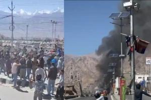 ਬੁੱਧਵਾਰ ਨੂੰ ਲੱਦਾਖ ਦੇ ਲੇਹ ਵਿੱਚ ਇੱਕ ਵਿਸ਼ਾਲ ਵਿਰੋਧ ਪ੍ਰਦਰਸ਼ਨ ਦੌਰਾਨ ਪੁਲਿਸ ਅਤੇ ਵਿਦਿਆਰਥੀਆਂ ਵਿੱਚ ਝੜਪ ਹੋ ਗਈ