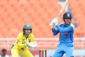  ਭਾਰਤੀ ਮਹਿਲਾ ਟੀਮ ਨੂੰ ਆਸਟ੍ਰੇਲੀਆਈ ਮਹਿਲਾ ਟੀਮ ਖਿਲਾਫ ਪਹਿਲੇ ਵਨਡੇ ਮੈਚ ਵਿੱਚ 8 ਵਿਕਟਾਂ ਨਾਲ ਸ਼ਰਮਨਾਕ ਹਾਰ ਦਾ ਸਾਹਮਣਾ ਕਰਨਾ ਪਿਆ 