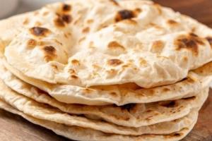 ਰੋਟੀ (ਜੋ ਆਟੇ ਤੋਂ ਬਣਾਈ ਜਾਂਦੀ ਹੈ) ਭਾਰਤੀ ਖਾਣੇ ਦਾ ਮੁੱਖ ਭਾਗ