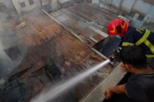 ਮੰਗਲਵਾਰ ਦੁਪਹਿਰ ਬੰਗਲਾਦੇਸ਼ ਦੀ ਰਾਜਧਾਨੀ ਢਾਕਾ ਦੇ ਮੀਰਪੁਰ ਇਲਾਕੇ ‘ਚ ਇੱਕ ਭਿਆਨਕ ਅੱਗ ਲੱਗਣ ਨਾਲ ਘੱਟੋ-ਘੱਟ 16 ਲੋਕਾਂ ਦੀ ਮੌਤ ਹੋ ਗਈ