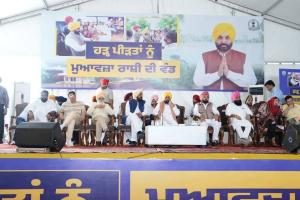 ਪੰਜਾਬ ਵਿੱਚ 'ਆਪ' ਸਰਕਾਰ ਨੇ ਆਪਣੇ ਵਾਅਦੇ ਕੀਤੇ ਪੂਰੇ , 30 ਦਿਨਾਂ ਵਿੱਚ ਕਿਸਾਨਾਂ ਨੂੰ 20,000 ਰੁਪਏ ਪ੍ਰਤੀ ਏਕੜ ਮੁਆਵਜ਼ਾ ਦੇ ਕੇ ਰਚਿਆ ਇਤਿਹਾਸ