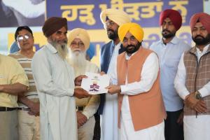 ਮਾਨ ਸਰਕਾਰ ਦੀ ਗਰੰਟੀ ਹੋਈ ਪੂਰੀ ! ਹੜ੍ਹਾਂ ਦੇ ਨੁਕਸਾਨ ਦਾ ਮੁਆਵਜ਼ਾ 14 ਜ਼ਿਲ੍ਹਿਆਂ ਤੱਕ ਪਹੁੰਚਿਆ