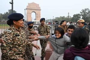 ਦਿੱਲੀ ਦੇ ਇੰਡੀਆ ਗੇਟ 'ਤੇ ਹਵਾ ਪ੍ਰਦੂਸ਼ਣ ਵਿਰੁੱਧ ਪ੍ਰਦਰਸ਼ਨ ਦੌਰਾਨ ਪੂਲਿਸ ਮੁਲਾਜ਼ਮਾਂ 'ਤੇ ਮਿਰਚਾਂ ਦੇ ਸਪਰੇਅ ਨਾਲ ਹਮਲਾ ਹੋਇਆ