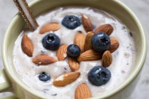 ਬਾਦਾਮ ਅਤੇ ਦਹੀਂ ਨੂੰ ਇਕੱਠੇ ਖਾਣ ਨਾਲ ਤੁਹਾਡੇ ਸਰੀਰ ਨੂੰ ਜ਼ਰੂਰੀ ਪੌਸ਼ਟਿਕ ਤੱਤ ਮਿਲਦੇ ਹਨ