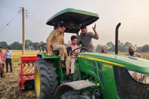 ਪਰਾਲੀ ਪ੍ਰਬੰਧਨ ਵਿੱਚ ਬਦਲਾਅ ਦੀ ਉਦਾਹਰਣ ਬਣਿਆ ਜ਼ਿਲ੍ਹਾ ਮੋਗਾ - ਮਾਨ ਸਰਕਾਰ ਦੀ ਅਗਵਾਈ ਹੇਠ ਖੇਤਾਂ ਵਿੱਚ ਸਰਗਰਮ SSP ਅਤੇ DC , ਵਾਤਾਵਰਣ ਅਤੇ ਮਨੁੱਖੀ ਜੀਵਨ ਦੀ ਰੱਖਿਆ ਲਈ ਇੱਕ ਪਹਿਲ