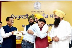 ਪੰਜਾਬ ਦੇ ਖਿਡਾਰੀਆਂ ਨੂੰ ਮਿਲਿਆ 'ਮੈਡੀਕਲ ਕਵਚ'! ਮਾਨ ਸਰਕਾਰ ਨੇ ਸਪੋਰਟਸ ਮੈਡੀਕਲ ਕਾਡਰ ਵਿੱਚ 100+ ਅਸਾਮੀਆਂ ਭਰਨ ਨੂੰ ਦਿੱਤੀ ਮਨਜ਼ੂਰੀ, ਨੌਜਵਾਨਾਂ ਲਈ ਰੁਜ਼ਗਾਰ ਦਾ ਸੁਨਹਿਰੀ ਮੌਕਾ!