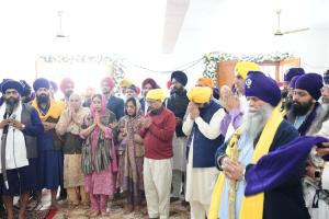 ਭਗਵੰਤ ਮਾਨ ਅਤੇ ਅਰਵਿੰਦ ਕੇਜਰੀਵਾਲ ਨੇ ਸੰਗਤ ਵਿੱਚ ਸ਼ਾਮਲ ਹੋ ਕੇ ਸੂਬੇ ਦੀ ਤਰੱਕੀ ਅਤੇ ਪੰਜਾਬੀਆਂ ਦੀ ਖ਼ੁਸ਼ਹਾਲੀ ਲਈ ਕੀਤੀ ਅਰਦਾਸ