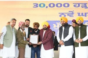 ₹377 ਕਰੋੜ ਦੀ ਰਾਹਤ: ਮੁੱਖ ਮੰਤਰੀ ਮਾਨ ਨੇ 30,000 ਤੋਂ ਵੱਧ ਹੜ੍ਹ ਪ੍ਰਭਾਵਿਤ ਪਰਿਵਾਰਾਂ ਨੂੰ ਰਿਕਾਰਡ ਤੋੜ ਮੁਆਵਜ਼ਾ ਰਾਸ਼ੀ ਵੰਡੀ