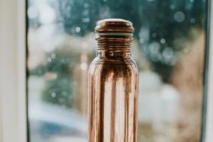  ਤਾਂਬੇ ਦੀ ਬੋਤਲ ਵਿੱਚ ਪਾਣੀ ਪੀਣਾ ਆਯੁਰਵੇਦ ਅਨੁਸਾਰ ਵਧੇਰੇ ਫਾਇਦੇਮੰਦ ਮੰਨਿਆ ਜਾਂਦਾ ਹੈ 