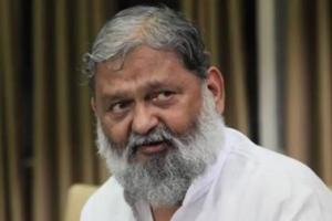  ਹਰਿਆਣਾ ਦੇ ਕੈਬਨਿਟ ਮੰਤਰੀ ਅਨਿਲ ਵਿਜ ਨੇ ਜੇਜੇਪੀ ਮੁਖੀ ਅਜੈ ਸਿੰਘ ਚੌਟਾਲਾ ਦੇ ਬਿਆਨ 'ਤੇ ਪਲਟਵਾਰ ਕਰਦੇ ਹੋਏ ਕਿਹਾ ਕਿ ਉਹ ਹੁਣ ਭਾਰਤੀ ਲੋਕਤੰਤਰ ਵਿੱਚ ਵਿਸ਼ਵਾਸ ਨਹੀਂ ਰੱਖਦੇ ਅਤੇ ਨੌਜਵਾਨਾਂ ਨੂੰ ਭੜਕਾ ਰਹੇ ਹਨ।