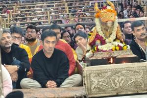 ਭਾਰਤੀ ਟੀਮ ਦੇ ਹੈੱਡ ਕੋਚ ਗੌਤਮ ਗੰਭੀਰ ਨੇ ਸ਼ੁੱਕਰਵਾਰ ਨੂੰ ਮਹਾਕਾਲ ਵਿੱਚ ਭਗਵਾਨ ਸ਼ਿਵ ਦੇ ਦਰਸ਼ਨ ਕੀਤੇ ਅਤੇ ਅਸ਼ੀਰਵਾਦ ਲਿਆ