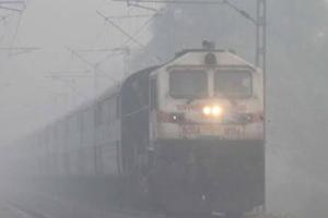 ਧੁੰਦ ਕਾਰਨ ਦਿੱਲੀ ਰੇਲ ਸੇਵਾਵਾਂ ਹੌਲੀ,ਕਈ ਸੁਪਰਫਾਸਟ ਅਤੇ ਰਾਜਧਾਨੀ ਟ੍ਰੇਨਾਂ ਕਈ ਘੰਟਿਆਂ ਦੀ ਦੇਰੀ ਨਾਲ