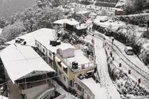 ਉੱਤਰਾਖੰਡ ਦੇ ਉੱਚਾਈ ਵਾਲੇ ਇਲਾਕਿਆਂ ਵਿੱਚ ਪਿਛਲੇ 24 ਘੰਟਿਆਂ ਦੌਰਾਨ ਹੋਈ ਬਰਫ਼ਬਾਰੀ ਨੇ ਮੌਸਮ ਨੂੰ ਪੂਰੀ ਤਰ੍ਹਾਂ ਬਦਲ ਦਿੱਤਾ ਹੈ