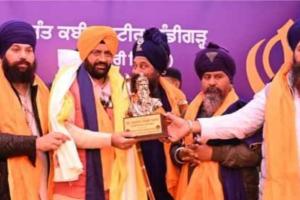  ਹਰਿਆਣਾ ਦੇ ਮੁੱਖ ਮੰਤਰੀ ਨਾਇਬ ਸਿੰਘ ਸੈਣੀ ਨੇ ਕਿਹਾ ਕਿ 'ਨਿਹੰਗ' ਸ਼ਬਦ ਦਾ ਅਰਥ ਹੈ ਨਿਡਰ ਯੋਧਾ ਅਤੇ ਗੁਰੂ ਸਾਹਿਬਾਨ ਨੇ ਖੁਦ ਨਿਹੰਗ ਸਿੰਘਾਂ ਨੂੰ ਹਥਿਆਰਬੰਦ 'ਅਕਾਲ ਸੈਨਾ' ਦਾ ਰੂਪ ਦਿੱਤਾ 