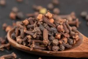  ਲੌਂਗ ਵਿੱਚ ਐਂਟੀਆਕਸੀਡੈਂਟਸ ਅਤੇ ਵਿਟਾਮਿਨ-ਸੀ ਵਰਗੇ ਤੱਤ ਹੁੰਦੇ ਹਨ