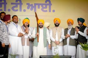 ਅਕਾਲੀ ਅਤੇ ਕਾਂਗਰਸ ਸਰਕਾਰਾਂ ਨੇ ਪੰਜਾਬ ਦੇ ਬੱਚਿਆਂ ਨੂੰ ਜਾਣ-ਬੁੱਝ ਕੇ ਅਨਪੜ੍ਹ ਰੱਖਿਆ: ਭਗਵੰਤ ਮਾਨ