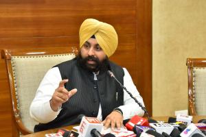 ਚਾਕਬੋਰਡਾਂ ਤੋਂ ਸਮਾਰਟ ਕਲਾਸਰੂਮਾਂ ਤੱਕ: ਭਗਵੰਤ ਮਾਨ ਸਰਕਾਰ ਨੇ ਪੰਜਾਬ ਦੇ ਸਰਕਾਰੀ ਸਕੂਲਾਂ ਵਿੱਚ ਲਿਆਂਦੀ ਡਿਜੀਟਲ ਕ੍ਰਾਂਤੀ