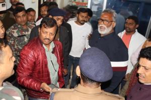 ਪਟਨਾ ਪੁਲਿਸ ਨੇ ਸ਼ੁੱਕਰਵਾਰ ਰਾਤ ਲਗਭਗ 12 ਵਜੇ ਪੱਪੂ ਯਾਦਵ ਦੇ ਸਰਕਾਰੀ ਆਵਾਸ ‘ਤੇ ਪਹੁੰਚ ਕੇ ਉਨ੍ਹਾਂ ਨੂੰ ਗ੍ਰਿਫ਼ਤਾਰ ਕੀਤਾ