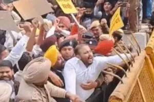 ਪੰਜਾਬ ਦੀ ਆਮ ਆਦਮੀ ਪਾਰਟੀ (AAP) ਨੇ ਅੱਜ (9 ਫਰਵਰੀ) ਚੰਡੀਗੜ੍ਹ ਵਿੱਚ ਵਿਰੋਧ ਪ੍ਰਦਰਸ਼ਨ ਕੀਤਾ