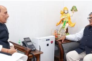 ਪੰਜਾਬ ਦੇ ਰਾਜਪਾਲ ਅਤੇ ਯੂਟੀ ਚੰਡੀਗੜ੍ਹ ਦੇ ਪ੍ਰਸ਼ਾਸਕ ਗੁਲਾਬ ਚੰਦ ਕਟਾਰੀਆ ਨੇ ਐਤਵਾਰ ਨੂੰ ਨਵੀਂ ਦਿੱਲੀ ਵਿੱਚ ਕੇਂਦਰੀ ਰੱਖਿਆ ਮੰਤਰੀ ਰਾਜਨਾਥ ਸਿੰਘ ਨਾਲ ਸ਼ਿਸ਼ਟਾਚਾਰ ਮੁਲਾਕਾਤ ਕੀਤੀ