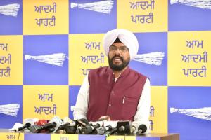 ਗੁਰੂ ਘਰਾਂ ਦੀਆਂ ਜ਼ਮੀਨਾਂ ਵੇਚਣ ਵਾਲਿਆਂ ਅਤੇ ਘੁਟਾਲੇਬਾਜ਼ਾਂ ਨੂੰ ਵੀ ਟਿਕਟਾਂ ਦੇਣ ਸੁਖਬੀਰ ਬਾਦਲ: ਕੁਲਦੀਪ ਧਾਲੀਵਾਲ