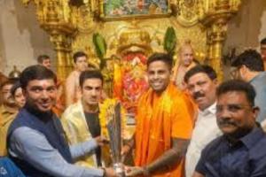  ਟੀਮ ਦੇ ਮੁੱਖ ਕੋਚ ਗੌਤਮ ਗੰਭੀਰ,ਕਪਤਾਨ ਸੂਰਿਆਕੁਮਾਰ ਯਾਦਵ ਅਤੇ ਆਈਸੀਸੀ ਦੇ ਚੇਅਰਮੈਨ ਜੈ ਸ਼ਾਹ ਨੇ ਸ਼ਨੀਵਾਰ ਨੂੰ ਮੁੰਬਈ ਦੇ ਮਸ਼ਹੂਰ ਸ਼੍ਰੀ ਸਿੱਧੀਵਿਨਾਇਕ ਮੰਦਰ ਵਿੱਚ ਮੱਥਾ ਟੇਕਿਆ