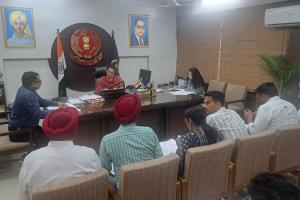 ਡੀਸੀ ਨਵਜੋਤ ਕੌਰ ਵੱਲੋਂ ਮੁੱਖ ਮੰਤਰੀ ਸਿਹਤ ਯੋਜਨਾ ਦੀ ਪ੍ਰਗਤੀ ਦਾ ਜਾਇਜ਼ਾ