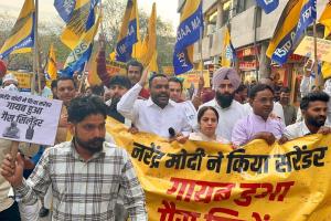 ਸਮ੍ਰਿਤੀ ਇਰਾਨੀ ਦਾ 'ਸਿਲੰਡਰ ਡਾਂਸ' ਹੁਣ ਕਿੱਥੇ ਗਿਆ? ਚੰਡੀਗੜ੍ਹ ਦੇ ਸੈਕਟਰ-17 ਵਿੱਚ 'ਆਪ' ਦਾ ਮੋਦੀ ਸਰਕਾਰ ਦੀ ਲੁੱਟ ਖਿਲਾਫ਼ ਉਗਰ ਪ੍ਰਦਰਸ਼ਨ