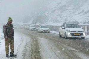 ਉਤਰਾਖੰਡ ਵਿੱਚ ਮੌਸਮ ਦੇ ਬਦਲੇ ਮਿਜ਼ਾਜ ਨੇ ਪਹਾੜਾਂ ਤੋਂ ਲੈ ਕੇ ਮੈਦਾਨਾਂ ਤੱਕ ਠੰਢ ਵਧਾ ਦਿੱਤੀ ਹੈ