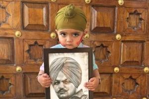 ਨਿੱਕੇ ਸਿੱਧੂ ਨੇ ਵੱਡੇ ਬਾਈ ਦੀ ਫੋਟੋ ਫੜ੍ਹ ਕੇ ਮਨਾਈ ਹੋਲੀ