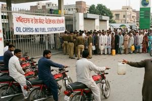 ਪਾਕਿਸਤਾਨ ‘ਚ ਤੇਲ ਸੰਕਟ ਕਾਰਨ ਲੌਕਡਾਊਨ ਵਰਗੀ ਸਥਿਤੀ