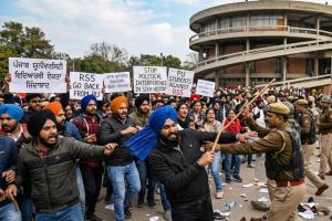 ਪੰਜਾਬ ਯੂਨੀਵਰਸਿਟੀ (ਪੀਯੂ) ਵਿੱਚ ਪੁਲਿਸ ਨੇ ਪ੍ਰਦਰਸ਼ਨਕਾਰੀ ਵਿਦਿਆਰਥੀਆਂ 'ਤੇ ਲਾਠੀਚਾਰਜ ਕੀਤਾ