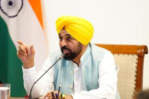 ਮੁੱਖ ਮੰਤਰੀ ਭਗਵੰਤ ਸਿੰਘ ਮਾਨ ਵੱਲੋਂ ਹੜ੍ਹਾਂ ਸੁਰੱਖਿਆਂ ਪ੍ਰਬੰਧਾਂ ਦੀ ਸਮੀਖਿਆ, ਸੰਵੇਦਨਸ਼ੀਲ ਖੇਤਰਾਂ ਵਿੱਚ ਨੁਕਸਾਨ ਤੋਂ ਬਚਣ ਲਈ ਢੁਕਵੇਂ ਉਪਾਅ ਕਰਨ ‘ਤੇ ਜ਼ੋਰ
