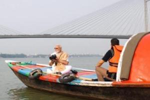 ਪ੍ਰਧਾਨ ਮੰਤਰੀ ਨਰਿੰਦਰ ਮੋਦੀ ਨੇ ਅੱਜ ਪੱਛਮੀ ਬੰਗਾਲ ਵਿਚ ਹੁਗਲੀ ਨਦੀ 'ਤੇ ਕਿਸ਼ਤੀ ਦੀ ਸਵਾਰੀ ਕੀਤੀ