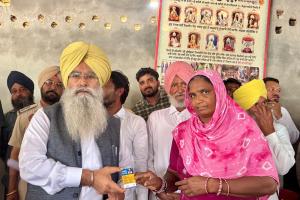 ਕੈਬਨਿਟ ਮੰਤਰੀ ਖੁੱਡੀਆਂ ਨੇ ਅਰਨੀਵਾਲਾ ਵਜੀਰਾ ਵਿਖੇ ਤਕਸੀਮ ਕੀਤੇ 241 ਸਮਾਰਟ ਰਾਸ਼ਨ ਕਾਰਡ