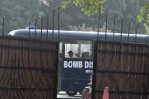 ਚੰਡੀਗੜ੍ਹ ਵਿੱਚ ਅੱਜ ਇੱਕ ਵਾਰ ਫਿਰ ਸਕੂਲਾਂ ਨੂੰ ਬੰਬ ਨਾਲ ਉਡਾਉਣ ਦੀਆਂ ਧਮਕੀਆਂ ਮਿਲਣ ਕਾਰਨ ਦਹਿਸ਼ਤ ਦਾ ਮਾਹੌਲ ਬਣ ਗਿਆ