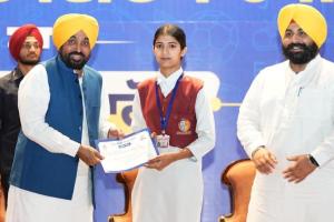 ਮੁੱਖ ਮੰਤਰੀ ਭਗਵੰਤ ਸਿੰਘ ਮਾਨ ਵੱਲੋਂ ਮੋਹਾਲੀ ਵਿਖੇ ਜੇਈਈ ਮੇਨਜ਼ ਪਾਸ ਕਰਨ ਵਾਲੇ 369 ਵਿਦਿਆਰਥੀਆਂ ਦਾ ਸਨਮਾਨ, ਪੰਜਾਬ ਅਕਾਦਮਿਕ ਉੱਤਮਤਾ ਵੱਲ ਕਦਮ ਵਧਾ ਰਿਹੈ