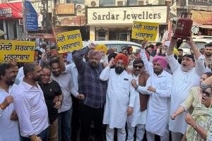 ‘ਆਪ’ ਦੀ ਟਰੇਡ ਵਿੰਗ ਵਲੋਂ ਗੈਸ ਸਿਲੰਡਰਾਂ ਦੀਆਂ ਕੀਮਤਾਂ ‘ਚ ਵਾਧੇ ਵਿਰੁਧ ਘੰਟਾ ਘਰ ਵਿਖੇ ਰੋਸ਼ ਪ੍ਰਦਰਸ਼ਨ