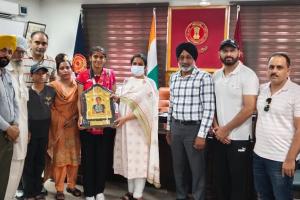 ਏਸ਼ੀਆ ਹਾਕੀ ਕੱਪ ਵਿਚ ਕਾਂਸੀ ਤਗਮਾ ਜੇਤੂ ਰਸ਼ਮੀਨ ਕੌਰ ਹਾਂਡਾ ਨੂੰ ਡਿਪਟੀ ਕਮਿਸ਼ਨਰ ਨੇ ਕੀਤਾ ਸਨਮਾਨਿਤ
