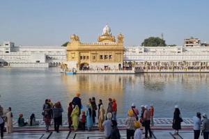 ਪੰਚਮ ਪਾਤਸ਼ਾਹ ਸ੍ਰੀ ਗੁਰੂ ਅਰਜਨ ਦੇਵ ਜੀ ਦੇ ਸ਼ਹੀਦੀ ਦਿਹਾੜੇ ਮੌਕੇ ਅੰਮ੍ਰਿਤਸਰ ਸਥਿਤ ਸੱਚਖੰਡ ਸ੍ਰੀ ਹਰਿਮੰਦਰ ਸਾਹਿਬ (ਦਰਬਾਰ ਸਾਹਿਬ) ਜੀ ਵਿਖੇ ਵੱਡੀ ਗਿਣਤੀ ਵਿਚ ਸੰਗਤ ਹੋ ਰਹੀ ਨਤਮਸਤਕ