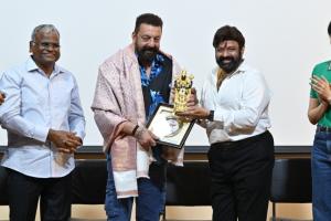 ਸੰਜੇ ਦੱਤ ਅਤੇ ਟਾਲੀਵੁੱਡ ਦੇ ਦਿੱਗਜ ਅਦਾਕਾਰ ਤੇ ਸਿਆਸਤਦਾਨ ਨੰਦਾਮੁਰੀ ਬਾਲਾਕ੍ਰਿਸ਼ਨਾ  ਨੇ ਹੈਦਰਾਬਾਦ ਵਿੱਚ ਬਸਵਤਾਰਕਮ ਇੰਡੋ-ਅਮੈਰੀਕਨ ਕੈਂਸਰ ਹਸਪਤਾਲ ਅਤੇ ਖੋਜ ਸੰਸਥਾ ਦਾ ਇਕੱਠਿਆਂ ਦੌਰਾ ਕੀਤਾ