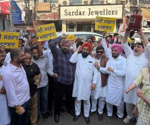 ‘ਆਪ’ ਦੀ ਟਰੇਡ ਵਿੰਗ ਵਲੋਂ ਗੈਸ ਸਿਲੰਡਰਾਂ ਦੀਆਂ ਕੀਮਤਾਂ ‘ਚ ਵਾਧੇ ਵਿਰੁਧ ਘੰਟਾ ਘਰ ਵਿਖੇ ਰੋਸ਼ ਪ੍ਰਦਰਸ਼ਨ